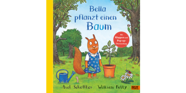 Cover vom Bilderbuch -Bella pflanzt einen Baum - von Axel Scheffler und William Petty. darauf ist eine Zeichnung von einem vermenschlichtem Eichhörnchen mit blauem KLeid und Gärtnerei-Utensilien.